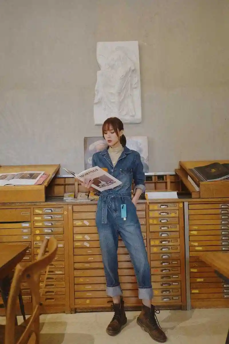 阔太李念终于换风格,一身牛仔连体裤又a又美,姨妈色口红太酷炫