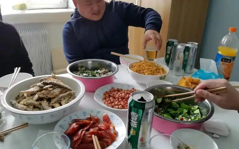 外面下着雪,中午和几个朋友在家喝酒,喝了36罐啤酒,都喝好了