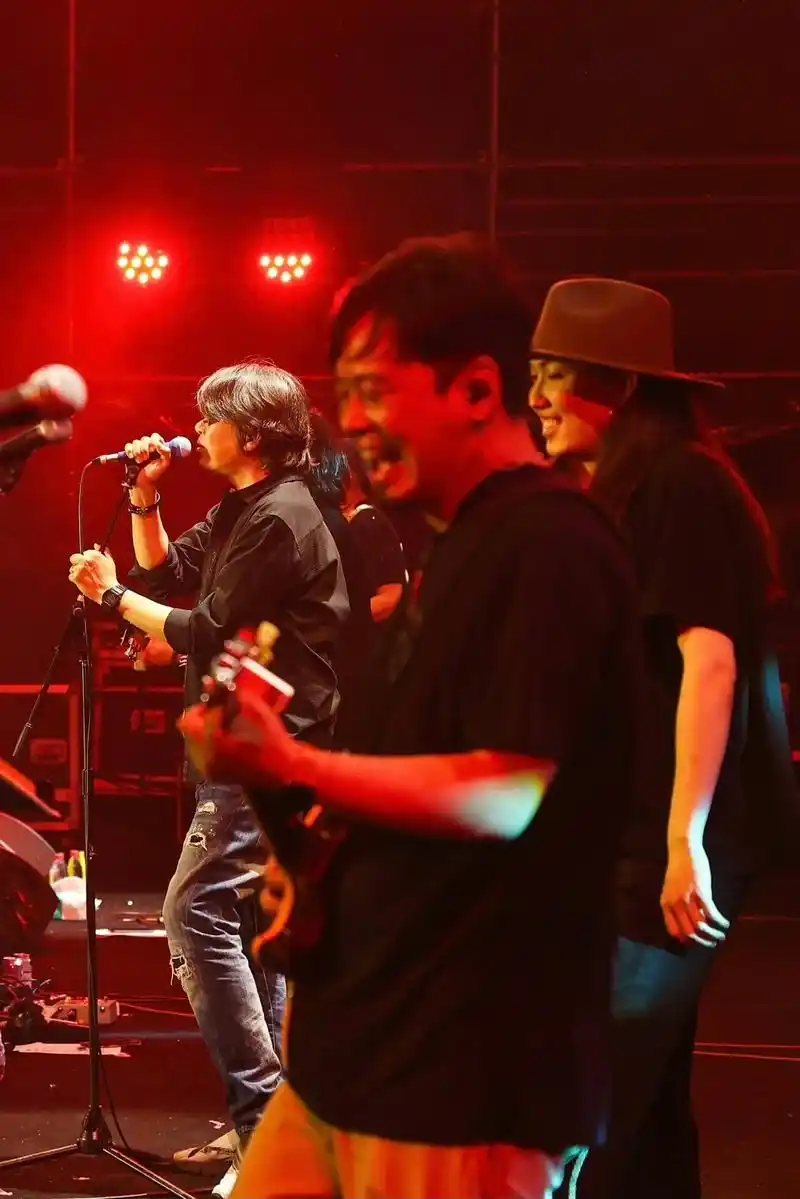 01找到的演出照片.#老狼 我和健哥笑的还挺灿烂 - 抖音