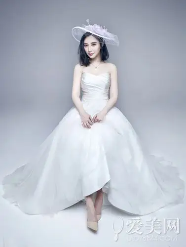 熊乃瑾畅聊婚礼幻想 身披白纱演绎杂志大片