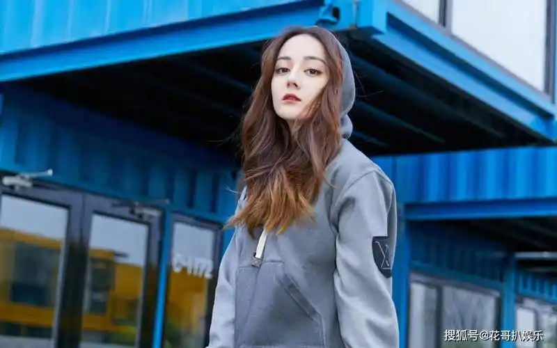 迪丽热巴久违亮相后,网友发现她虽骨瘦如柴,但腰身比以前更粗壮_花哥