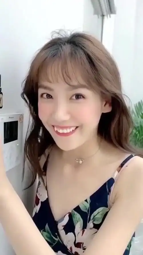 小姐姐的虎牙,可爱了