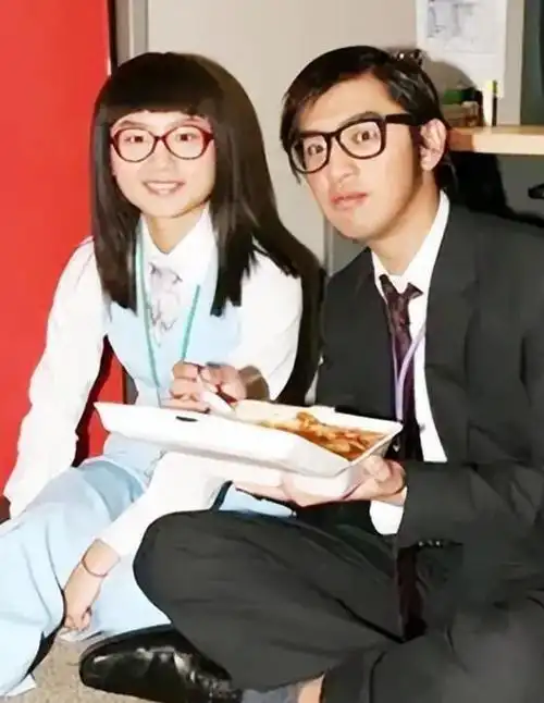 张国立觉得周笔畅非常善良懂事,是个十分体贴温暖的女孩,就收了她做义