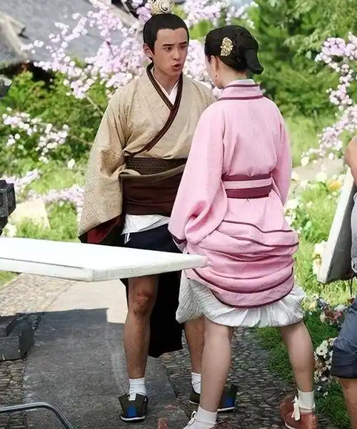 原创怪不得电视剧只拍上半身踩高跷垫箱子看了花絮太尴尬