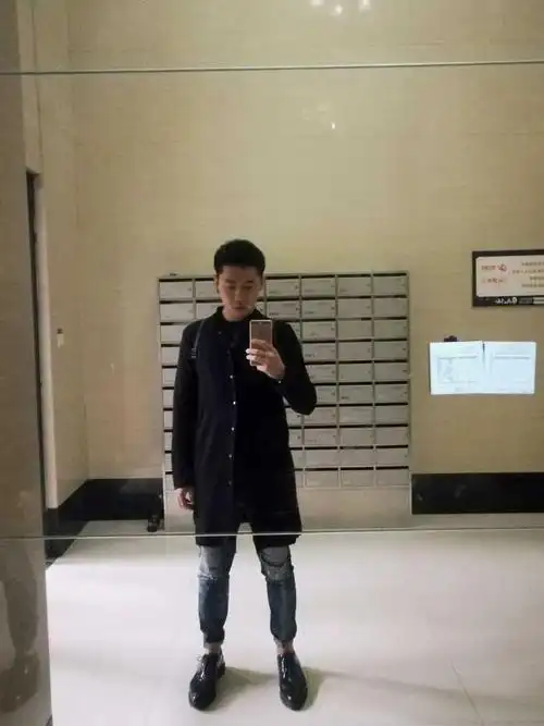 174,140斤…常年健身大腿粗壮,长款外套休闲皮鞋…你说的是我么