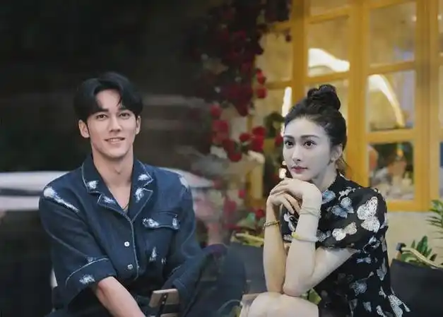 男方露腹肌女方直接上手轻拍抚摸陈牧驰陈冰同居彼此幸福暧昧