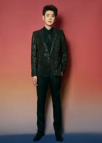 张云雷超话辫儿哥@小辫儿张云雷着黑金西装出席#腾讯音乐娱乐盛典