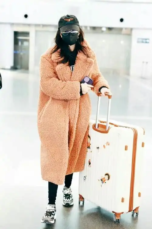 迪丽热巴认真防护的样子好用心,包裹严实的穿搭,遮不住好身材