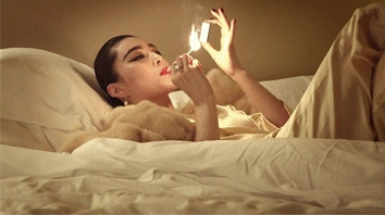 范冰冰抽烟照片曝光,魅惑手法娴熟太迷人,一看就是老烟枪