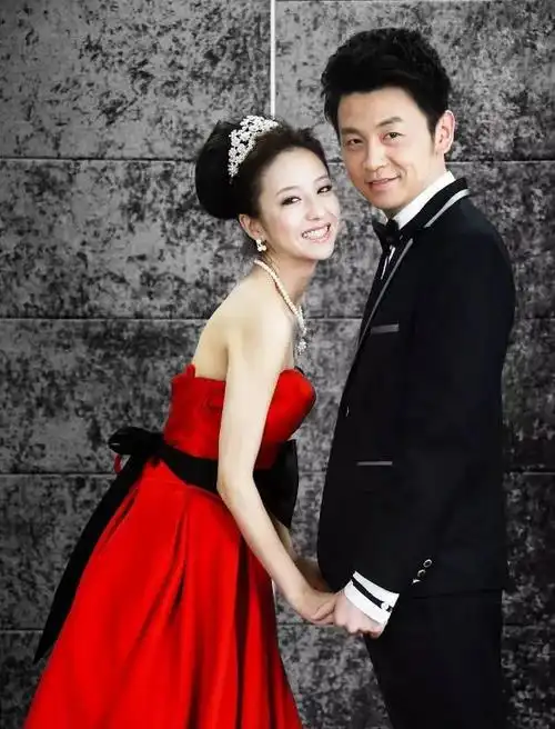 高颜值佟丽娅大头雷佳音早年婚纱照配一脸,网友:比陈思诚强!