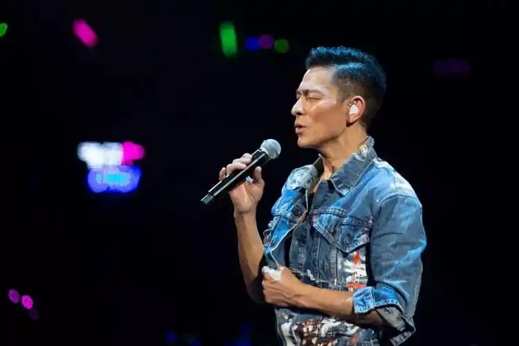 泪洒红馆刘德华喉咙突发炎宣布中止演唱会
