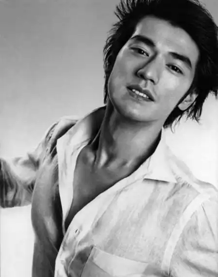 金城武陷秃头危机 左手无名指疑戴婚戒