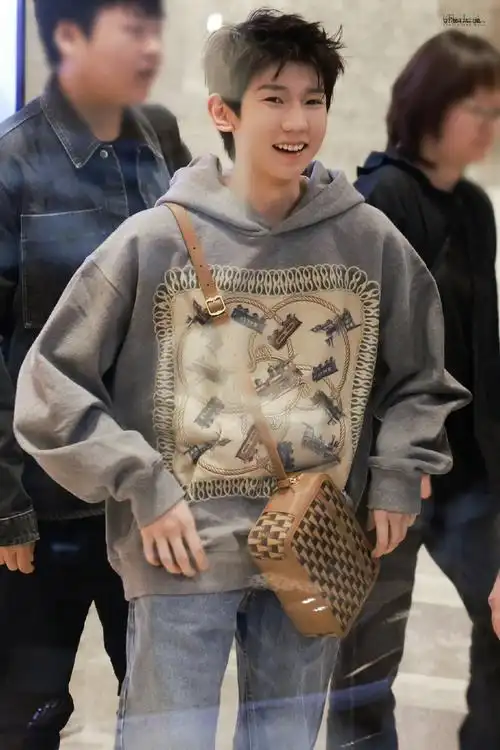 周探店#王源今日米兰时装周探店路透灰色印花卫衣斜挎包牛仔裤look!