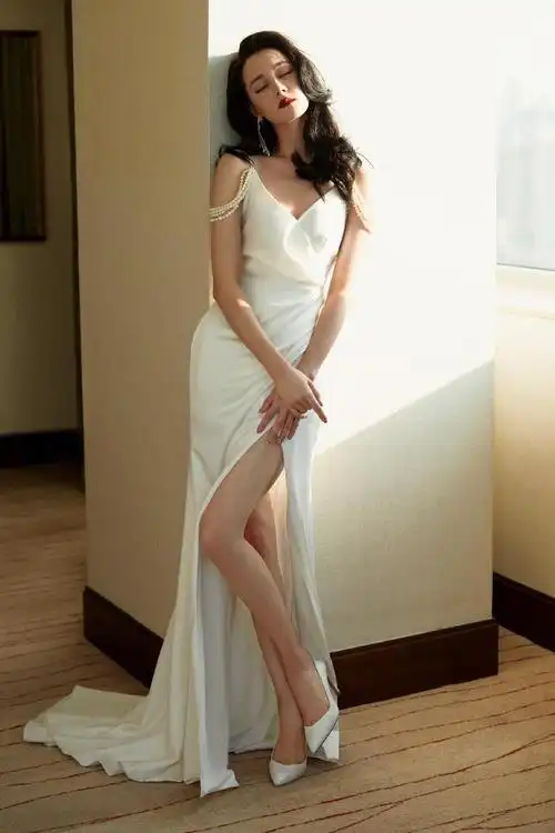 热巴穿绸缎白裙显复古范 露香肩长腿秀身材_内地星闻_大众网