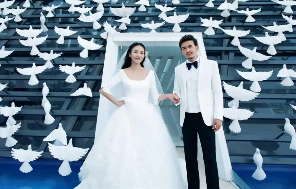 杨烁与妻子上演双簧扎小辫配破洞裤夸张造型藏不住潮男范儿