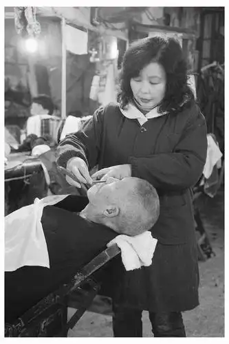 写美篇我的铜仁影像记忆之 那个老理发店 上世纪九十年代初,铜仁市(原