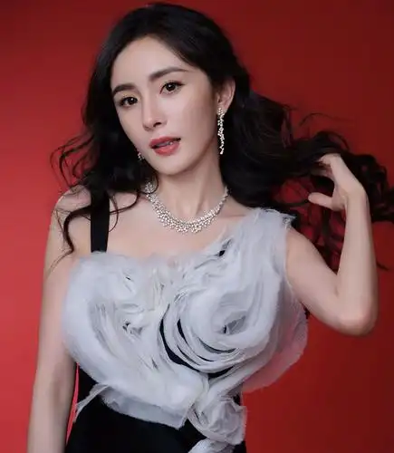 杨幂选黑白配礼服,格外优雅,这一次的礼服造型被美到了