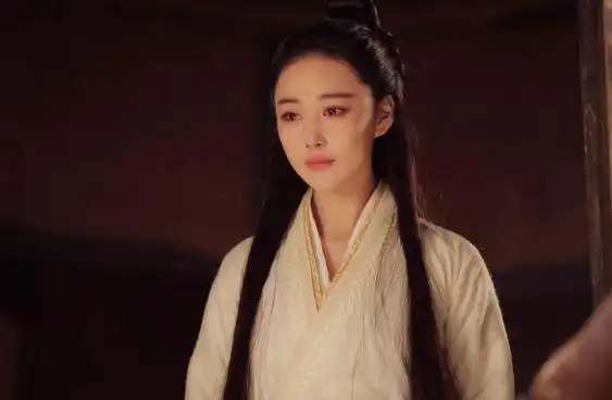 张馨予最近又有新作品了,就是目前正火热直播的历史传奇剧《思美人》