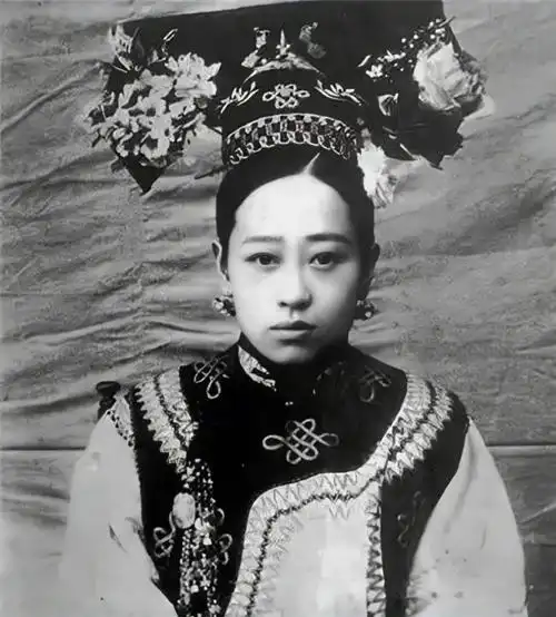 晚清庆亲王奕劻的四女儿,四格格.