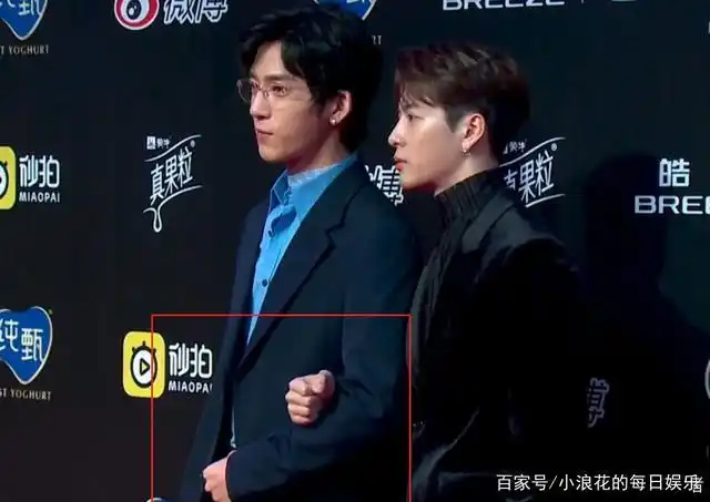 太甜了!井柏然和王嘉尔挽着手走红毯,笑称"年糕组合"