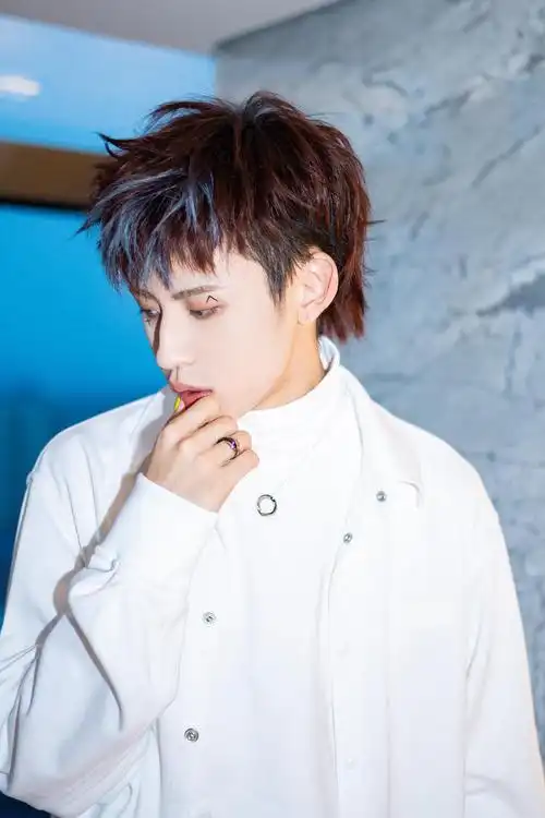 小鬼王琳凯身穿valentino白色套装,蓝色挑染发型,俏皮猫耳眼妆