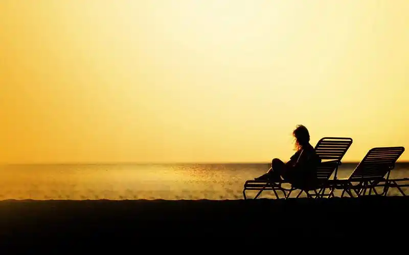 看海的女生桌面背景_风景壁纸_墨鱼部落格