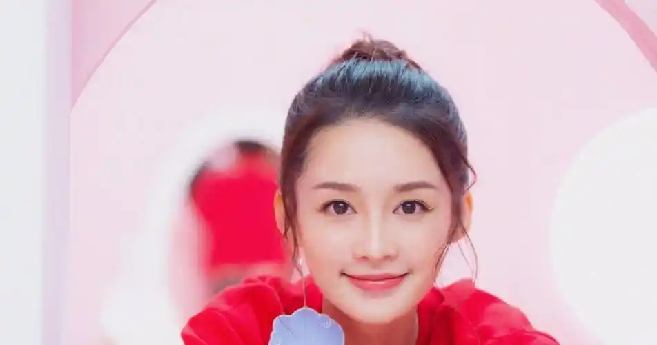 原创粉丝偶遇李沁拍戏关掉十级美颜滤镜后网友一个普通人