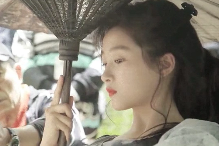 《影》关晓彤撑伞画面绝美,惊鸿一瞥成经典,引得网友争先模仿