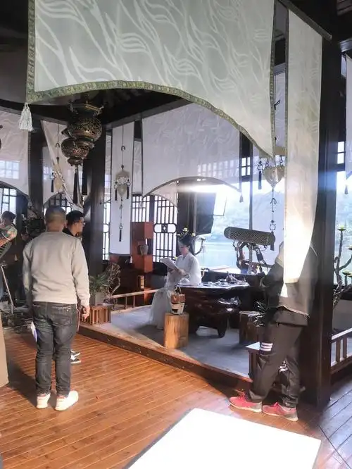 高云翔风波后董璇现身横店片场古装戏服白衣飘飘仙气十足