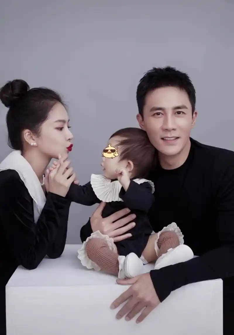 杜淳晒一家三口合照,老婆王灿太抢眼,被赞比女明星还漂亮的女人