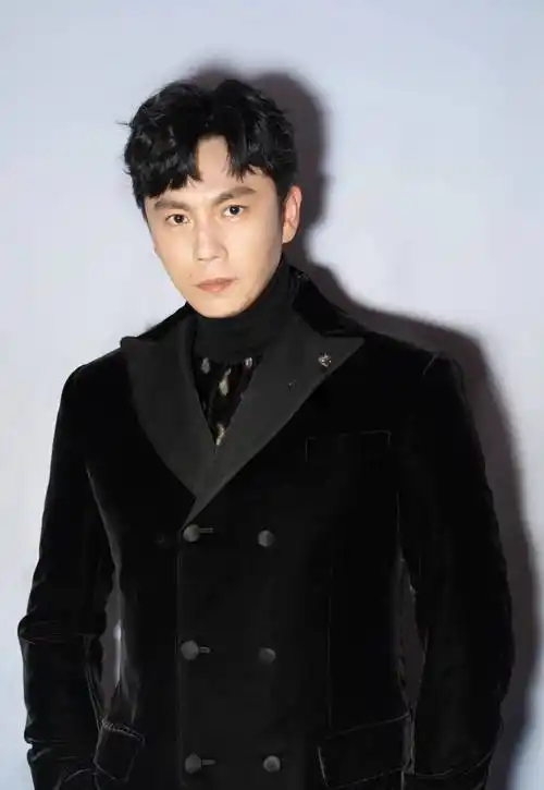 三十位国内男明星全黑系西装大赏～帅气又迷人,爱了爱了!