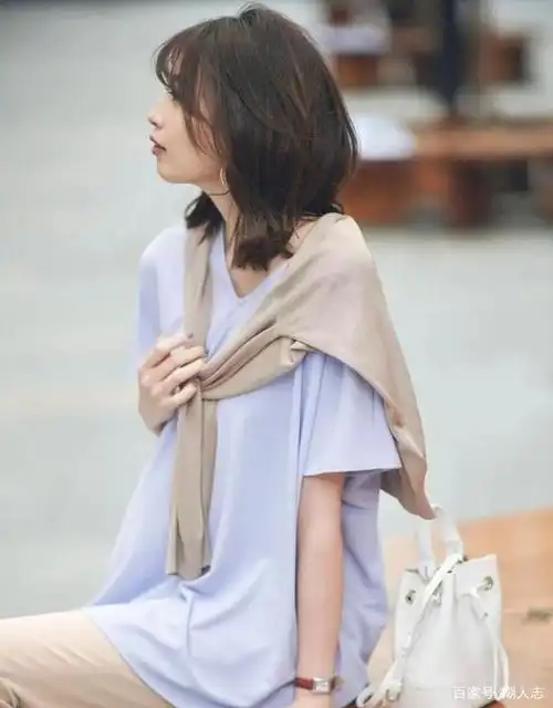 没有了年轻时的青春,可爱,多的是中年女人的成熟与知性魅力