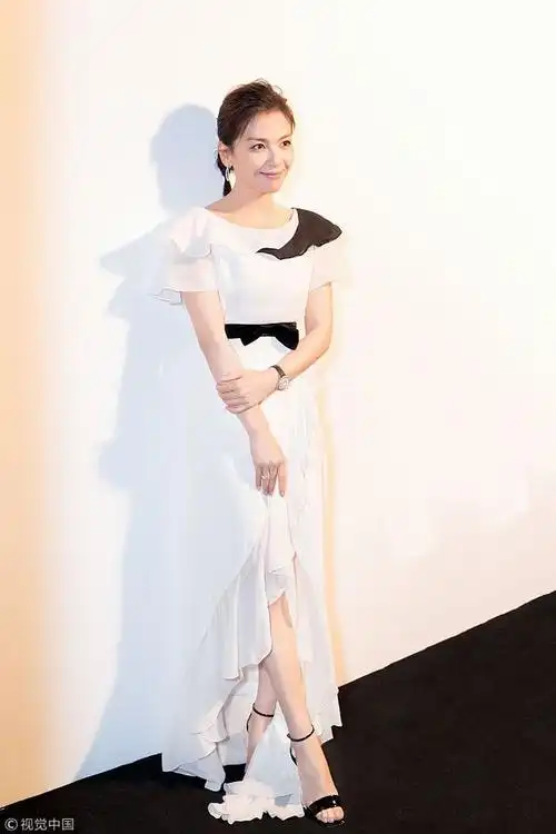 刘涛白色荷叶边开叉礼服裙漆皮凉鞋 甜美俏丽