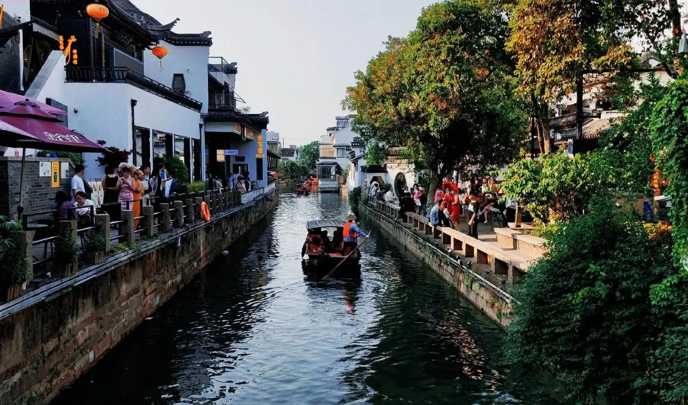 江南水乡美如画 #姑苏城风景 #江南 帘外芭蕉惹骤雨门环 - 抖音