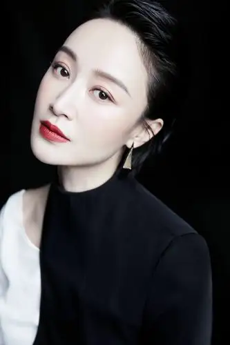 赵子琪暖春造型刚柔并济活成别人羡慕的样子