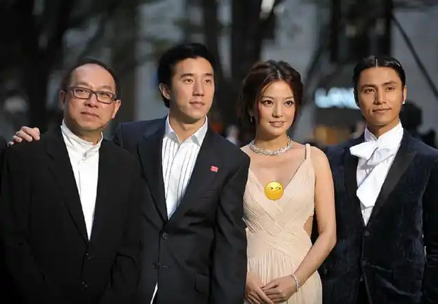 赵薇穿上裸色裙装更有高级感,站在陈坤身边,感觉还挺娇弱的