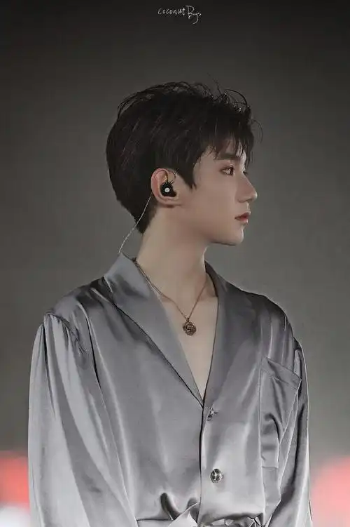 来感受一下王源迷人的天鹅颈!