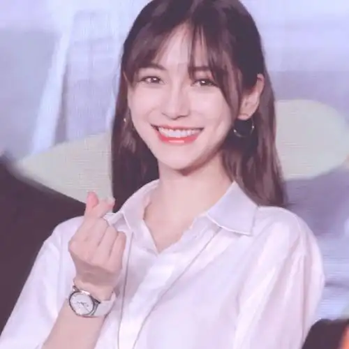 鼻姐的美貌在发光,剪影比心收到啦!