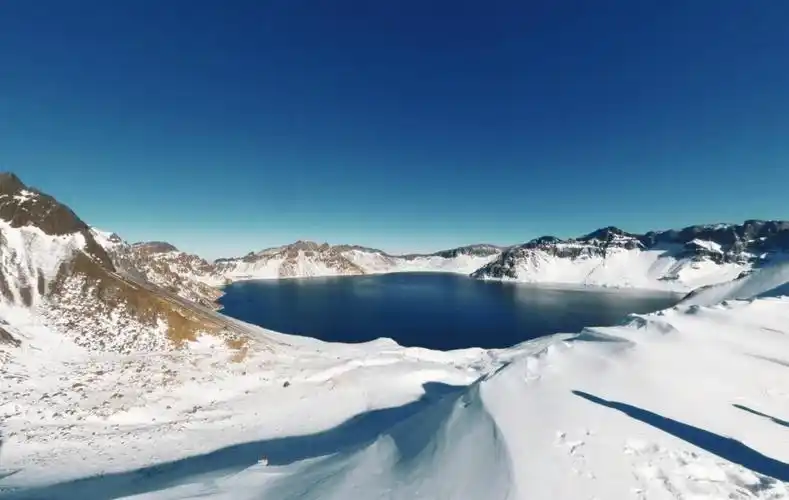 卫星地图看神秘的长白山,为何壮美的风景下,却蕴藏着极大危险?