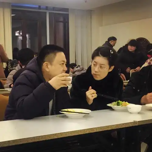 舒悦的老婆,舒悦的老婆现在是谁(沪"嘎讪胡"主播舒悦携老婆现身玉佛寺