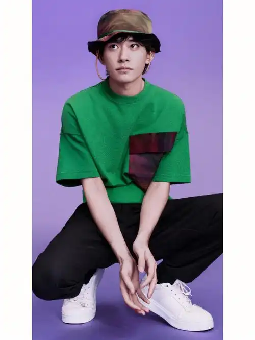 易烊千玺同款小白鞋,轻巧好搭配