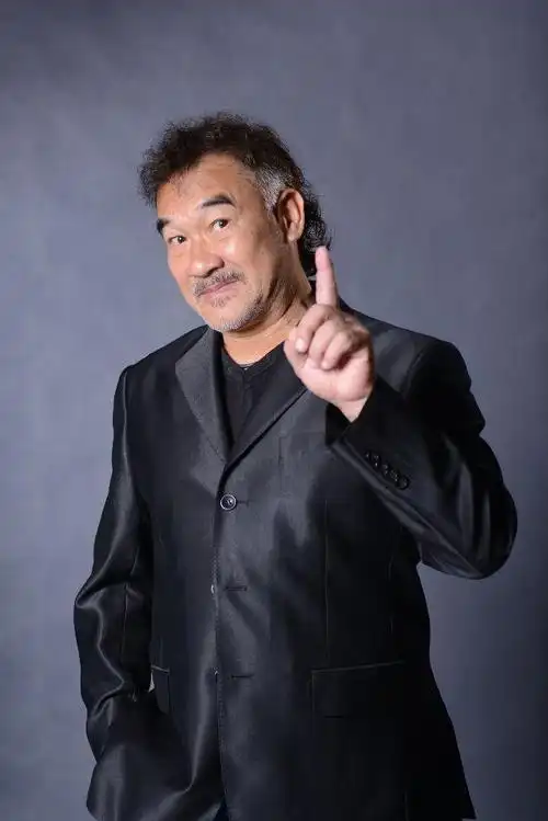 1949年01月20日出生于广东省汕尾市陆丰市碣石镇,中国香港武打演员