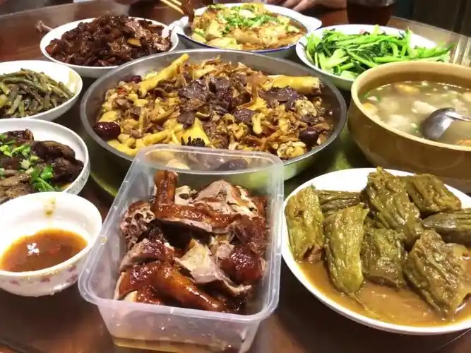 教大家如何在吃饭的时候拍视频加照片,适用与发朋友圈10秒,现在在做