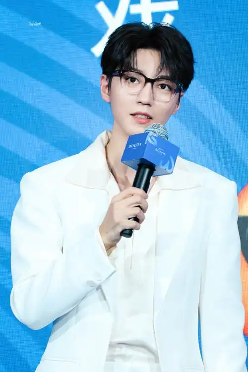 暗星:dark_star_王俊凯个人站  茶色:chaser0921·王俊凯  黑洞