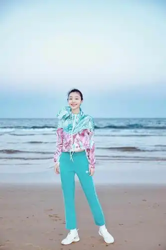 宋轶不止皮肤白到发光穿印花外套配运动裤,手一抬狂秀20厘米小腰