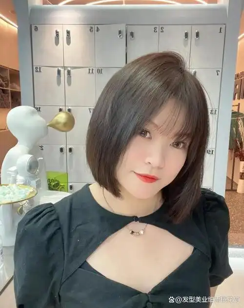 圆脸的女生剪短发其实也是很好看的,圆脸剪短发的长度要讲究一个度