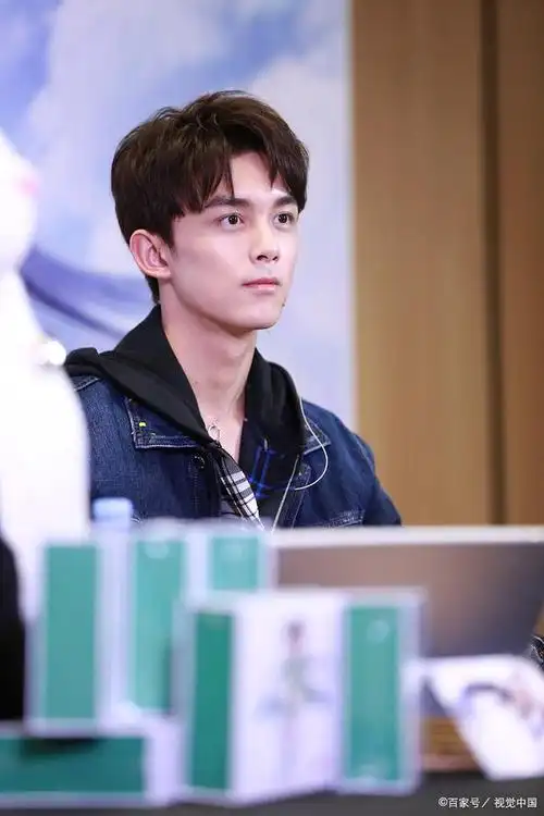 吴磊新剧杀青,他却在骑行,这真是生活工作两不耽误啊