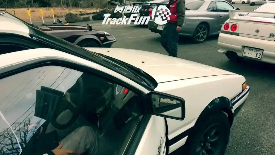 辅助系统的ae86头文字d的动画很好的重现了这个细节这是在时速超过100