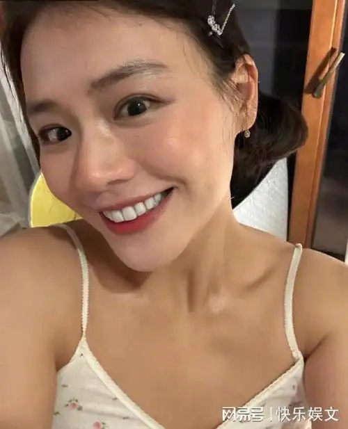 照片中,马思纯身着一件米黄色睡衣,慵懒而又不失妩媚.