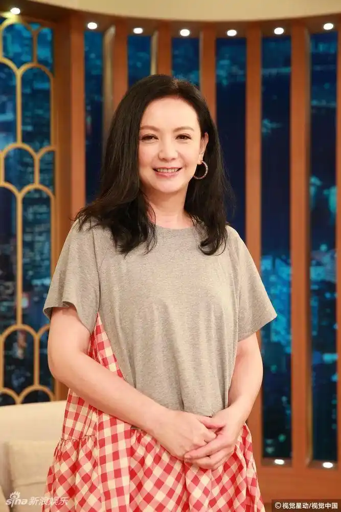 江若琳携未婚夫上节目放闪52岁曾华倩状态好图